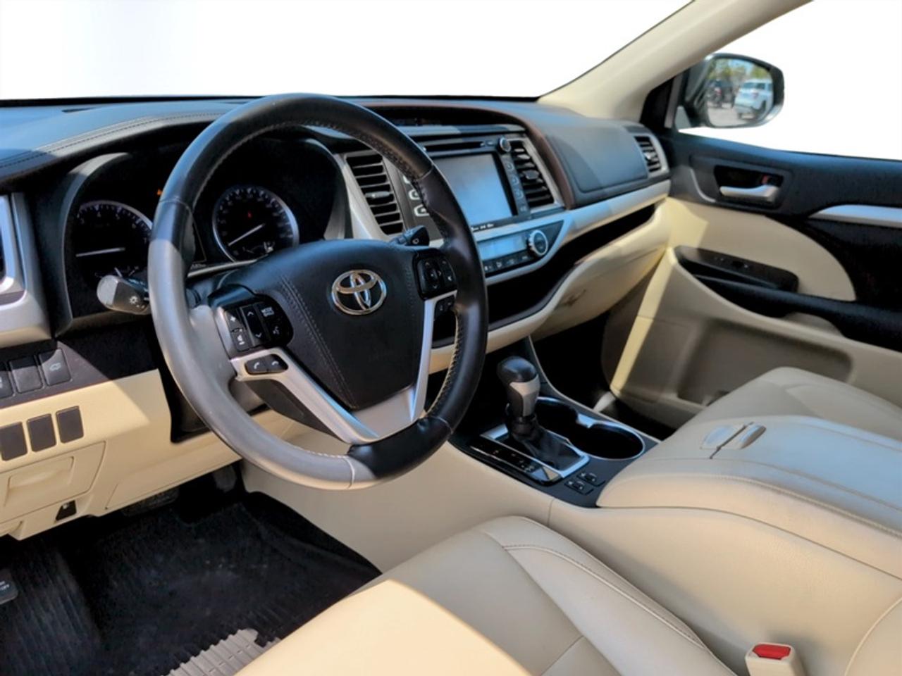 2019 Toyota Highlander XLE AWD  **LOW KMS - 8 PASS** Photo
