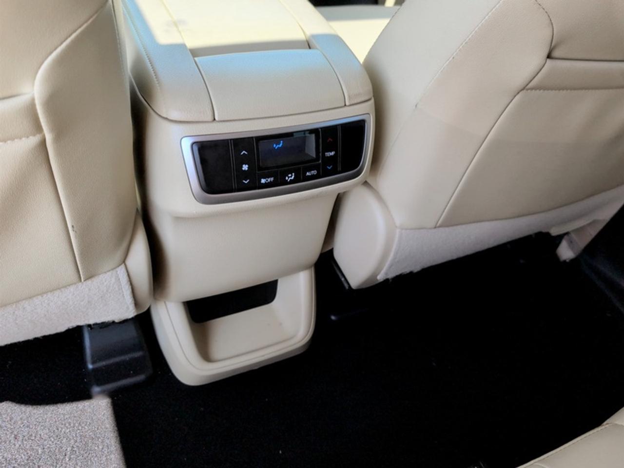 2019 Toyota Highlander XLE AWD  **LOW KMS - 8 PASS** Photo