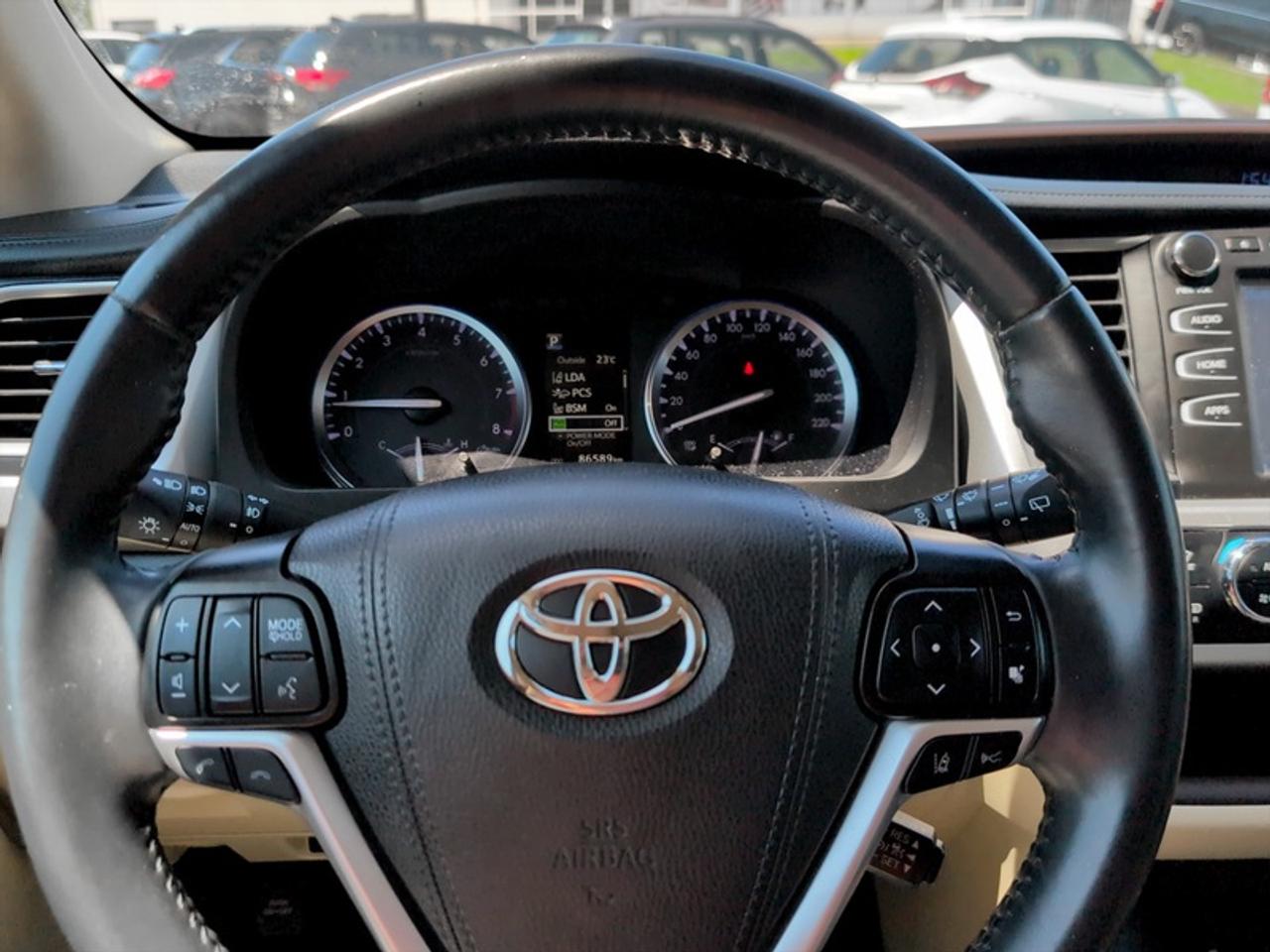 2019 Toyota Highlander XLE AWD  **LOW KMS - 8 PASS** Photo