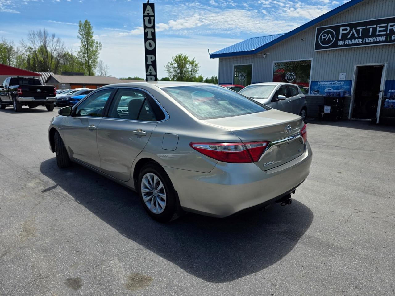 2015 Toyota Camry SE Photo2