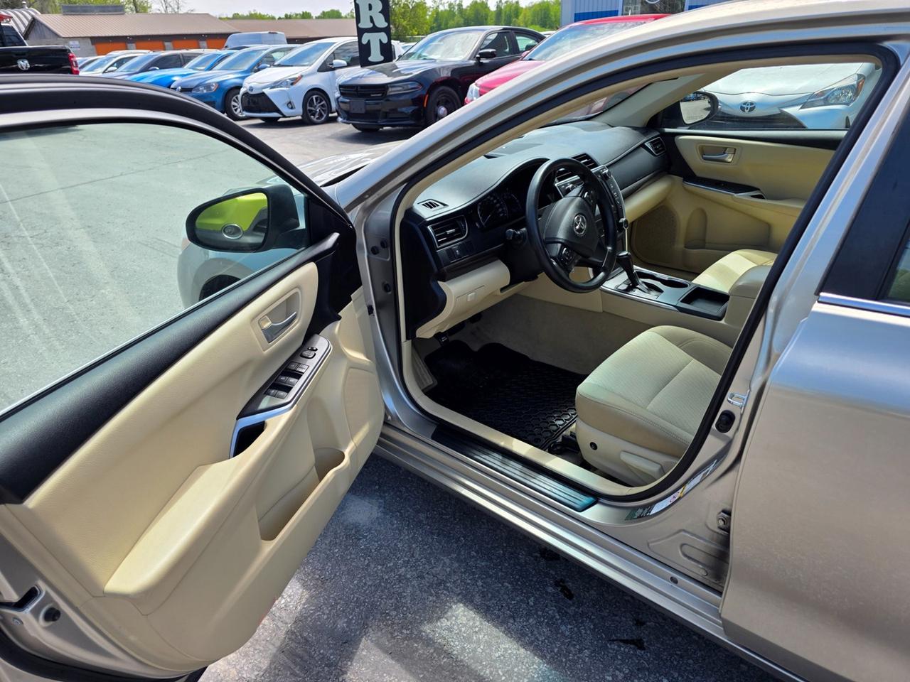 2015 Toyota Camry SE Photo