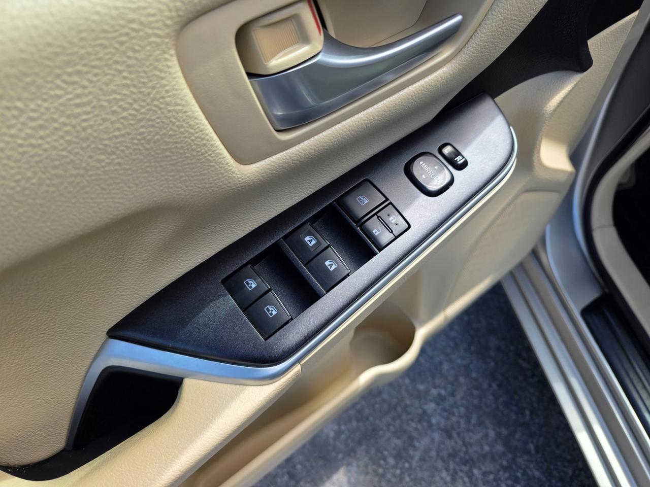 2015 Toyota Camry SE Photo