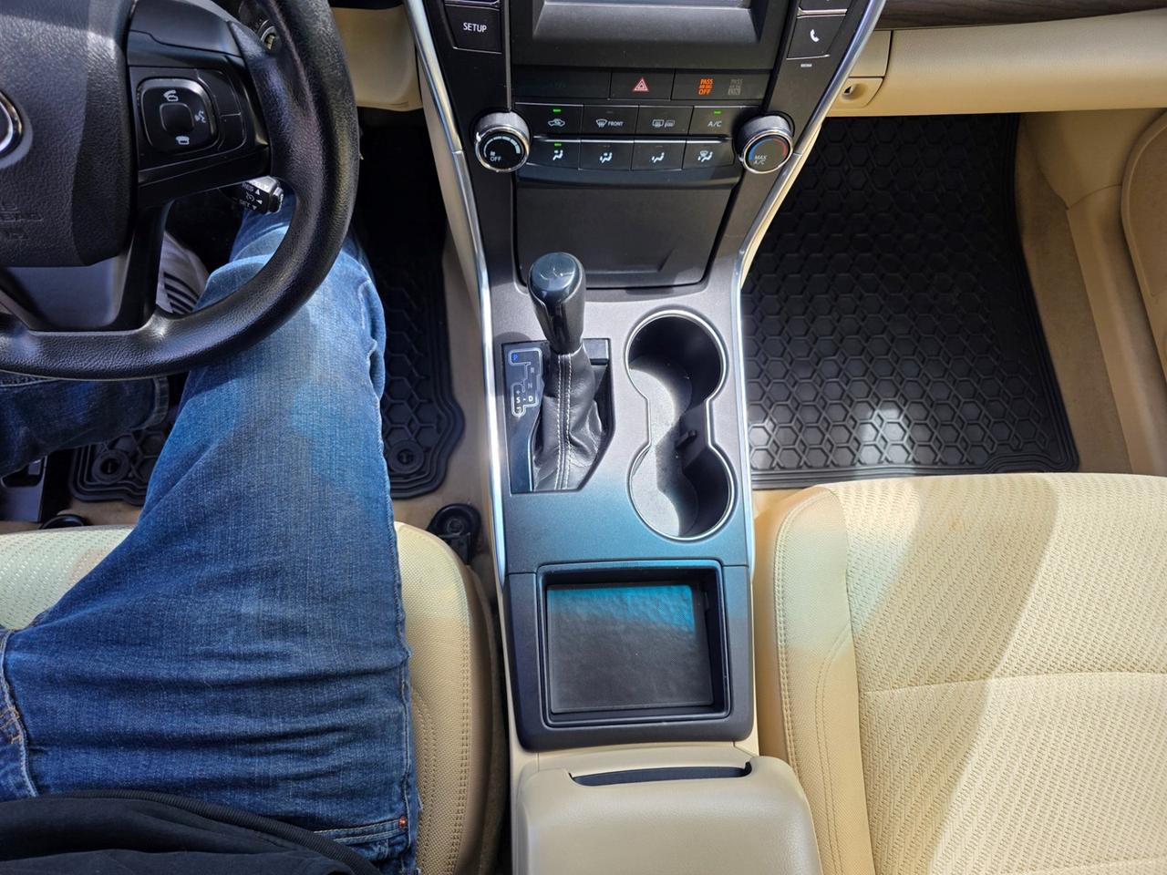 2015 Toyota Camry SE Photo
