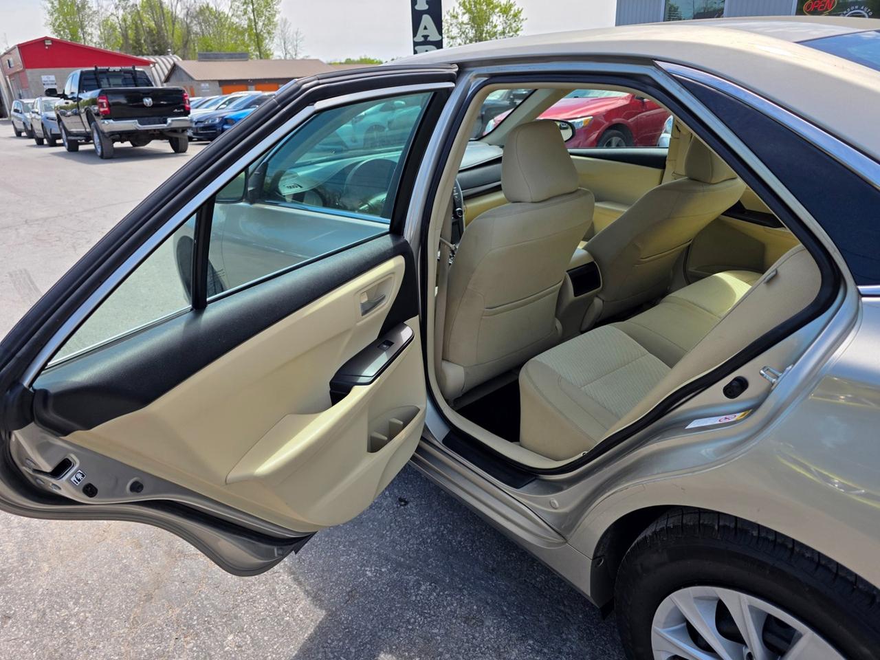 2015 Toyota Camry SE Photo