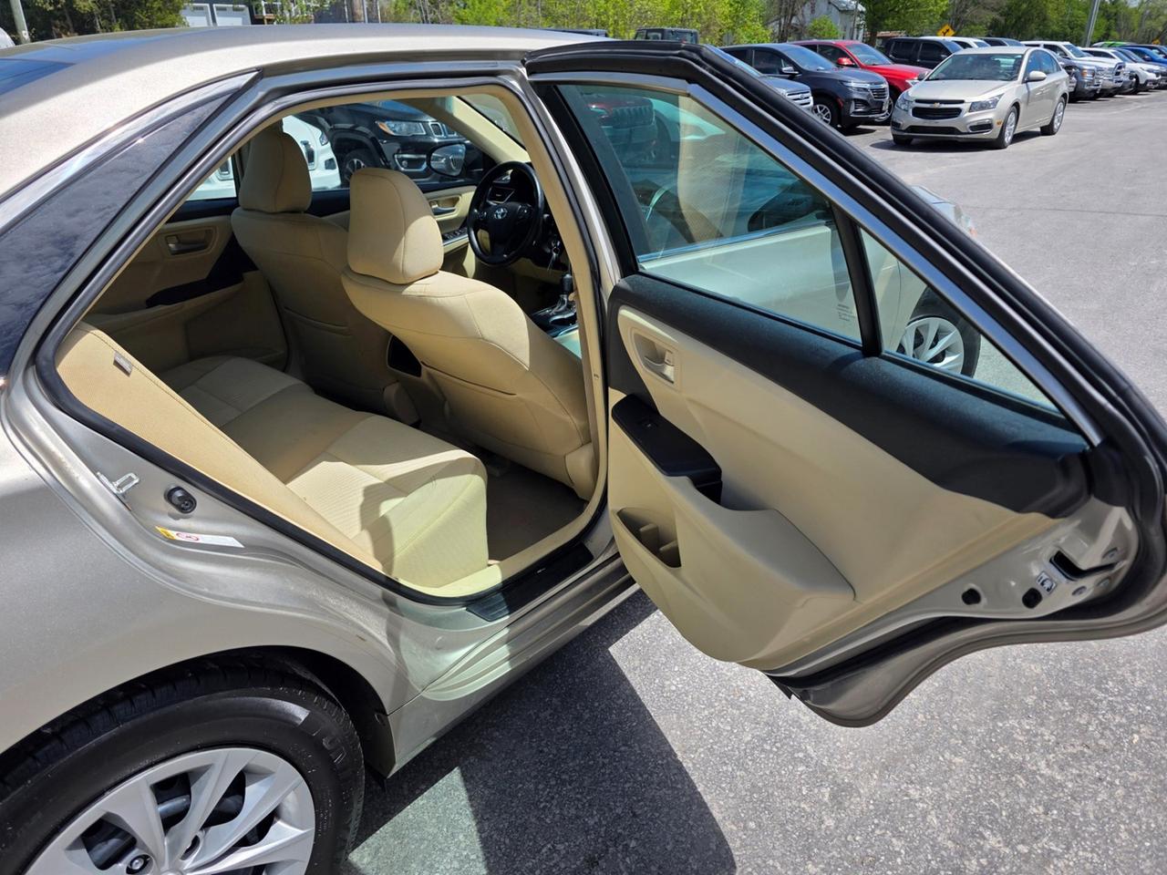 2015 Toyota Camry SE Photo