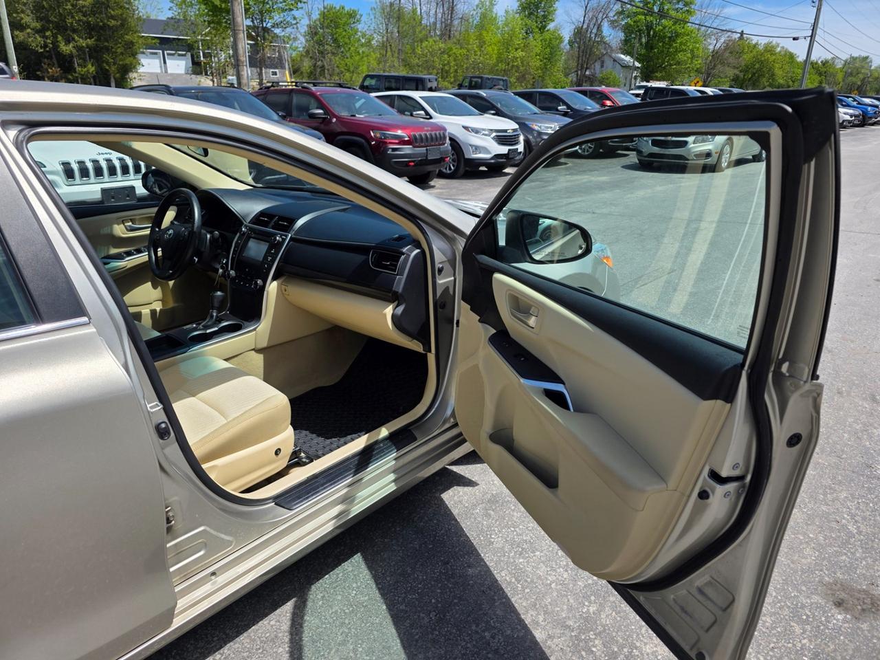 2015 Toyota Camry SE Photo