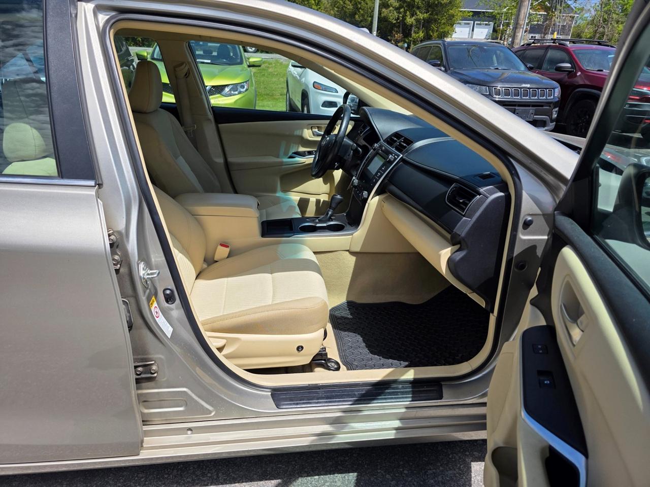2015 Toyota Camry SE Photo