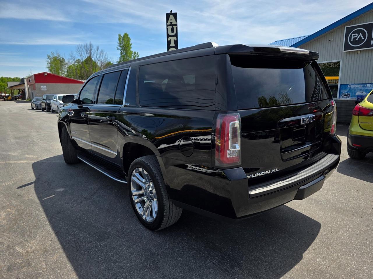 2017 GMC Yukon XL SLT Photo2