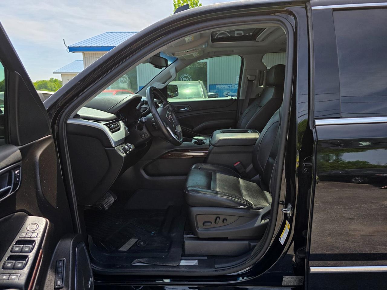 2017 GMC Yukon XL SLT Photo