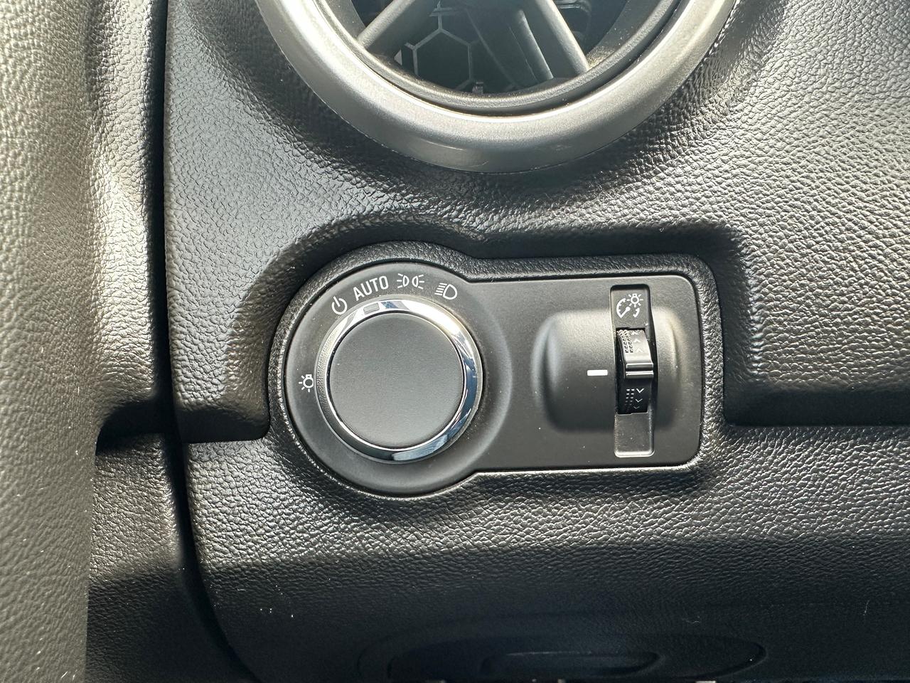 2015 Chevrolet Trax LT Cloth A/C AM/FM CD Player Bluetooth Alloys Photo