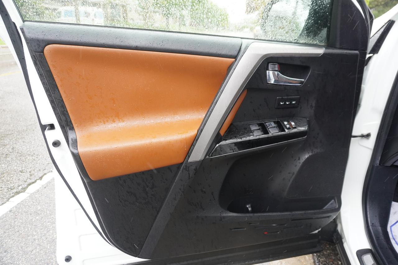 2016 Toyota RAV4 LIMITED  Photo