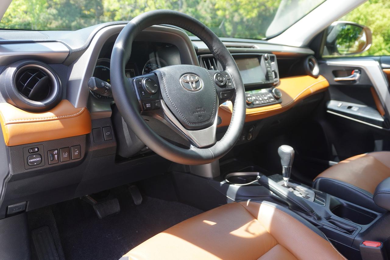 2016 Toyota RAV4 LIMITED / HYBRID / LOW KM'S / FULL SERVICE HISTORY Photo