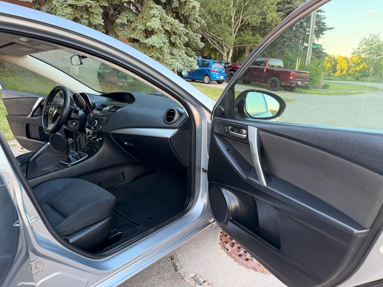 2012 Mazda MAZDA3 GS-SKY Photo