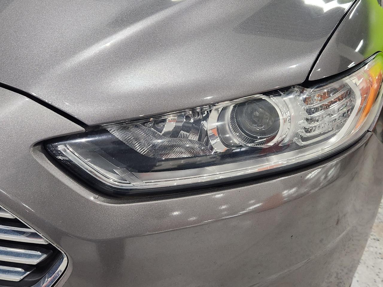 2013 Ford Fusion SE NO ACCIDENTS APPLE CARPLAY REAR CAM LOW KMS Photo4