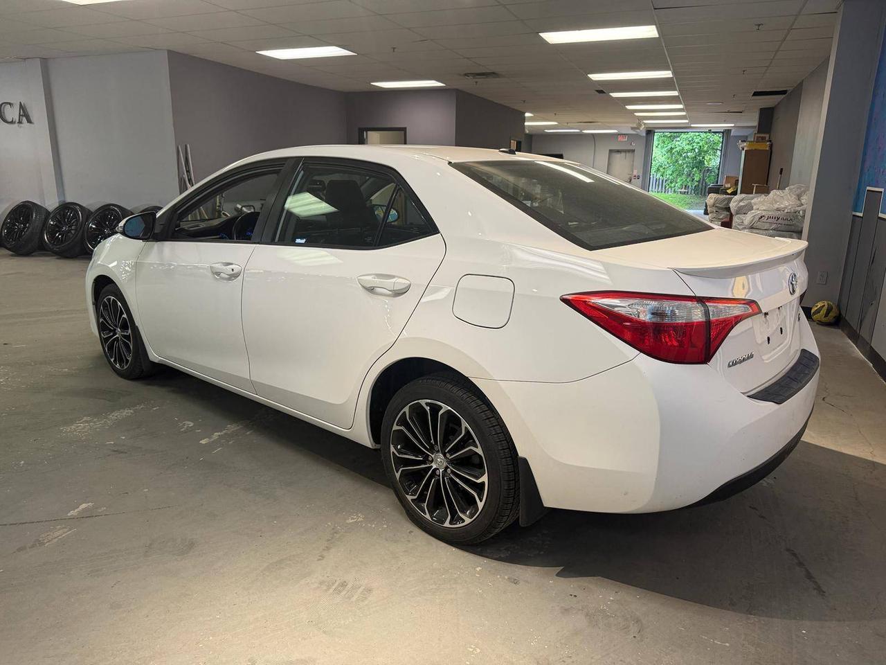 2015 Toyota Corolla 4dr Sdn Man Photo3