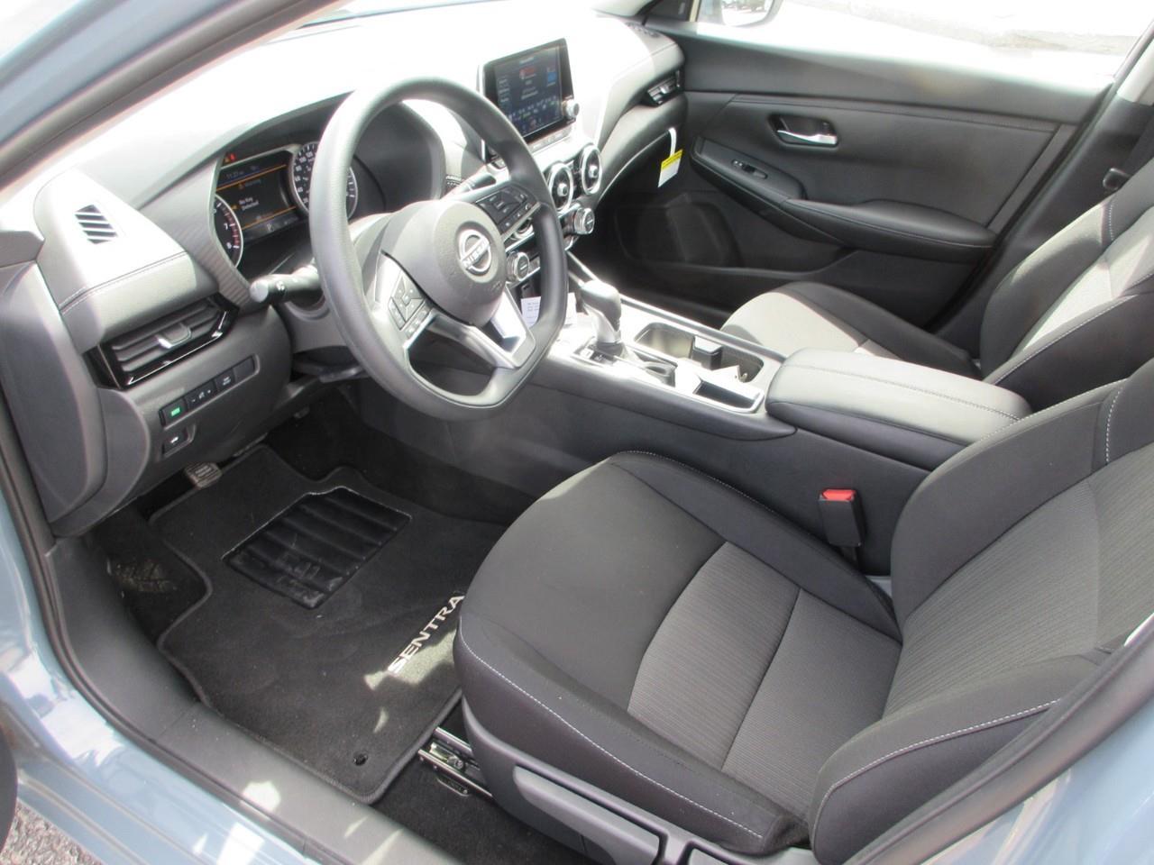 2025 Nissan Sentra SV Photo
