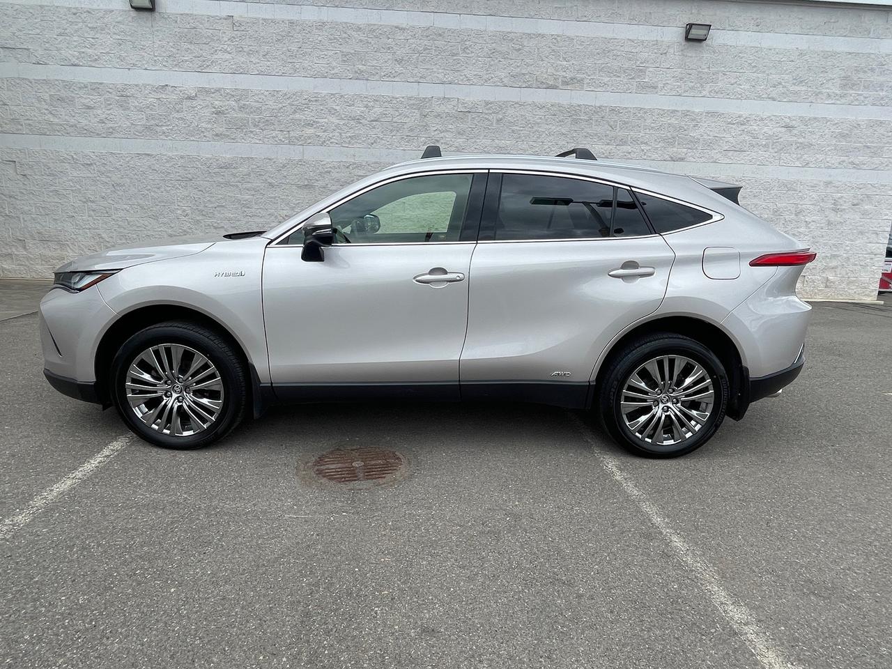 2021 Toyota Venza XLE Photo2