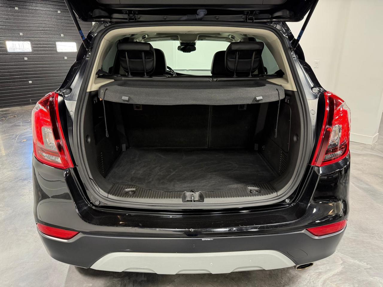 2017 Buick Encore Essence AWD NAVIGATION BLIND SPOT SUNROOF CERTIFEI Photo