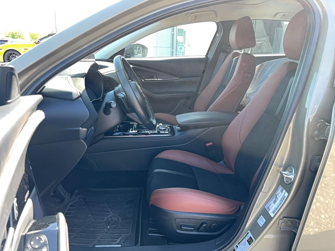 2024 Mazda CX-30 SUNA! LOCAL TRADE, LOADED! LIKE NEW! LEATHER, ROOF Photo