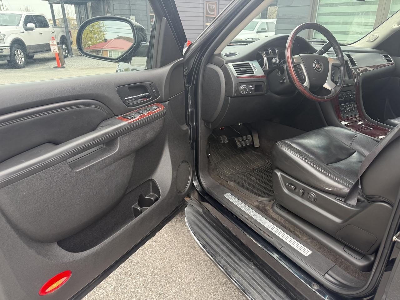 2011 Cadillac Escalade LUXURY Photo