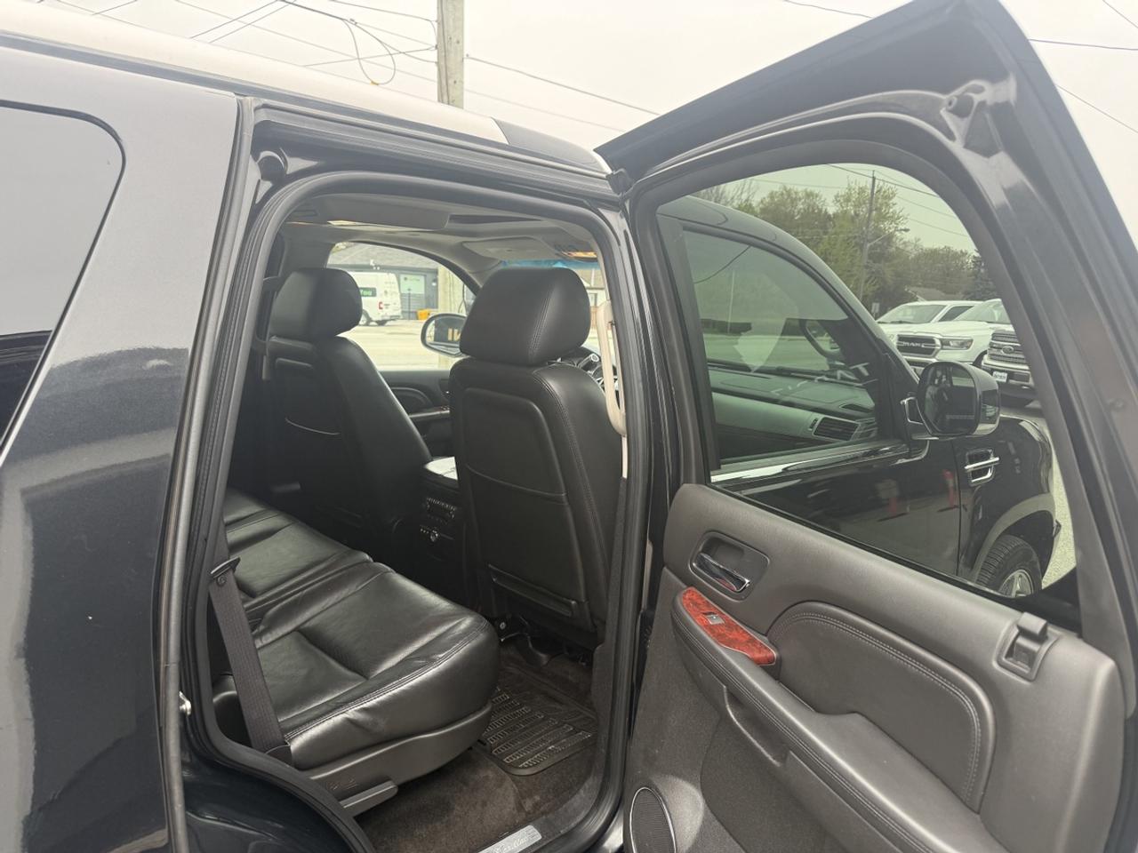 2011 Cadillac Escalade LUXURY Photo