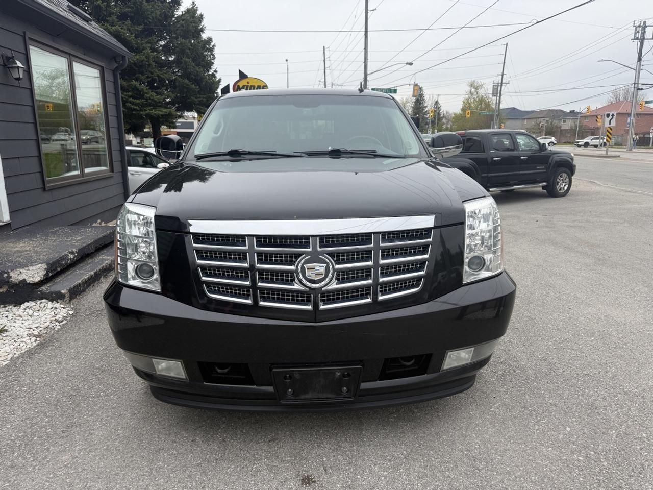 2011 Cadillac Escalade LUXURY Photo2