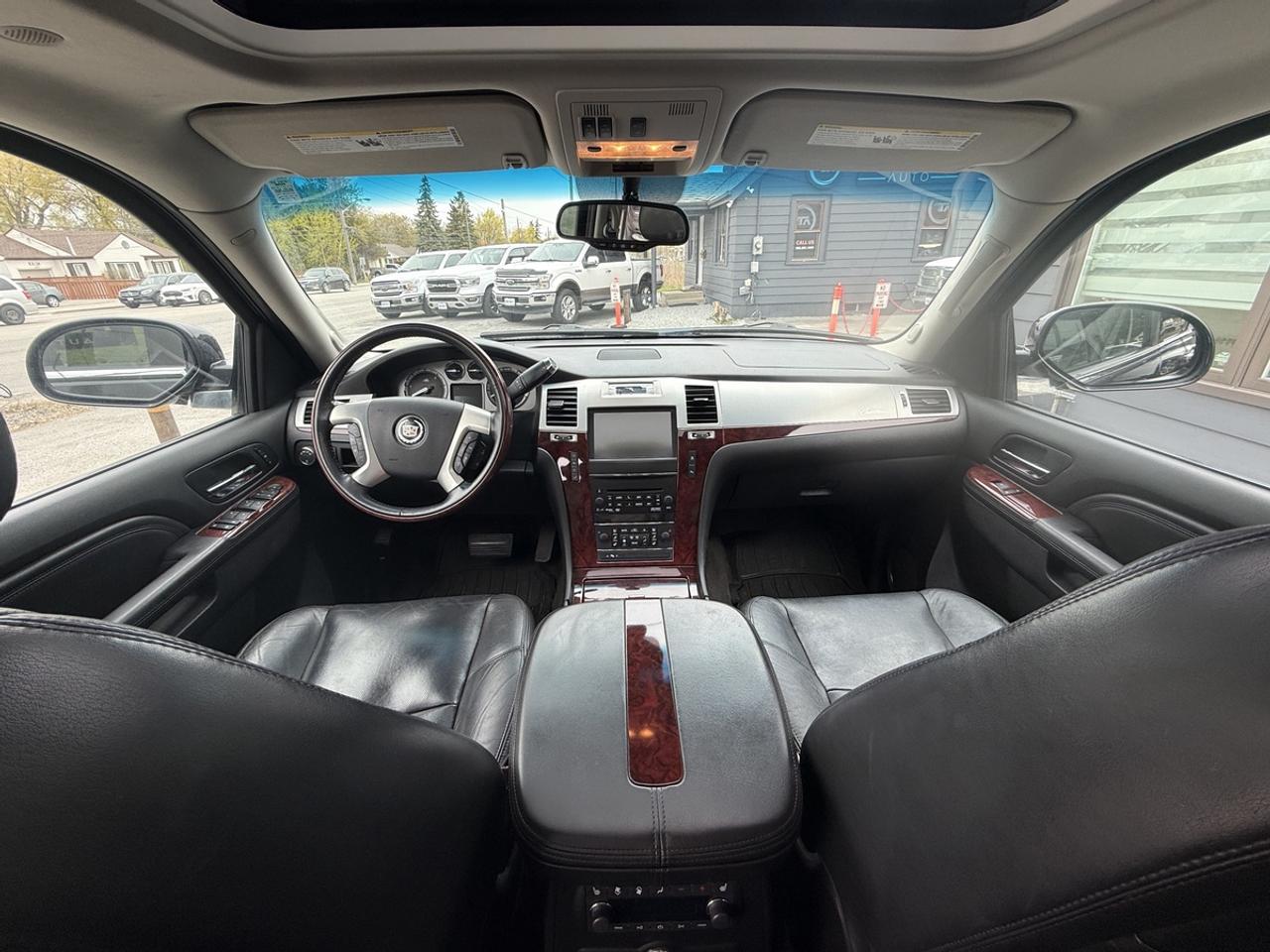2011 Cadillac Escalade LUXURY Photo3