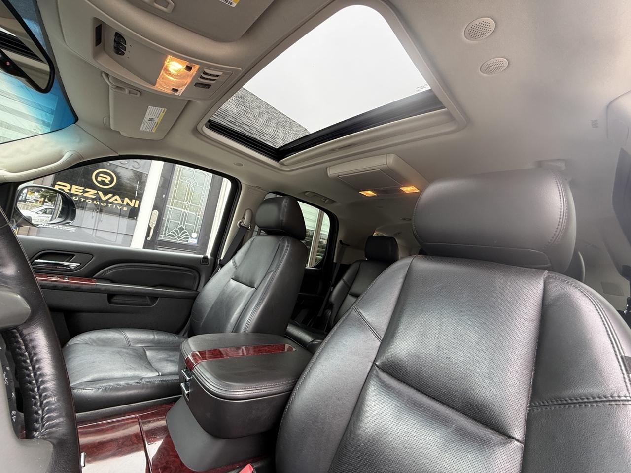 2011 Cadillac Escalade LUXURY Photo