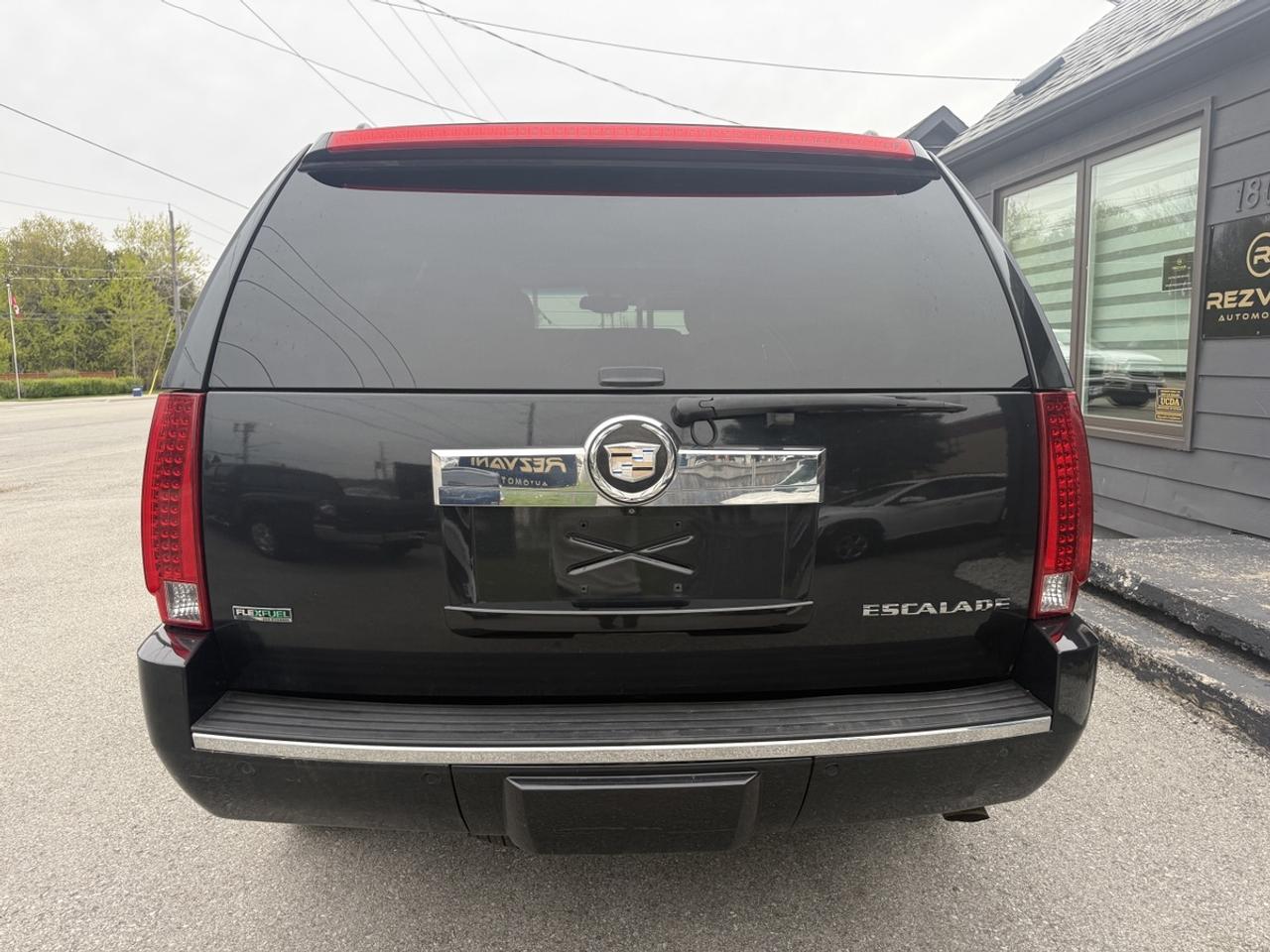 2011 Cadillac Escalade LUXURY Photo