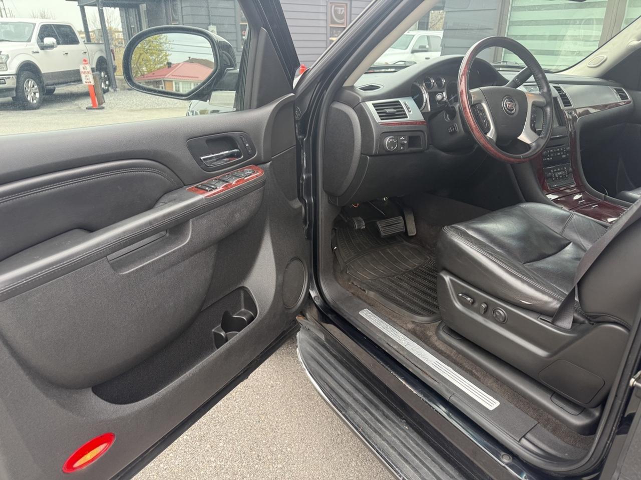 2011 Cadillac Escalade LUXURY Photo