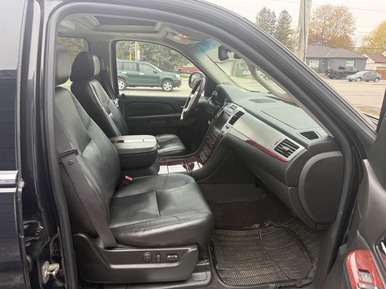 2011 Cadillac Escalade LUXURY Photo