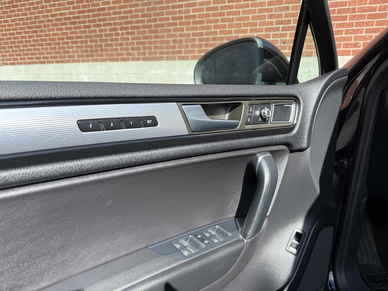 2014 Volkswagen Touareg Execline| R-Line Pkg| Panaroof| DynaAudio| Vw Serv Photo