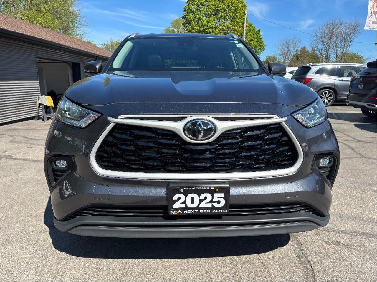 2025 Toyota Highlander Hybrid XLE AWD 8 PASS SOFTEX LEATHER ROOF CLEAN C Photo