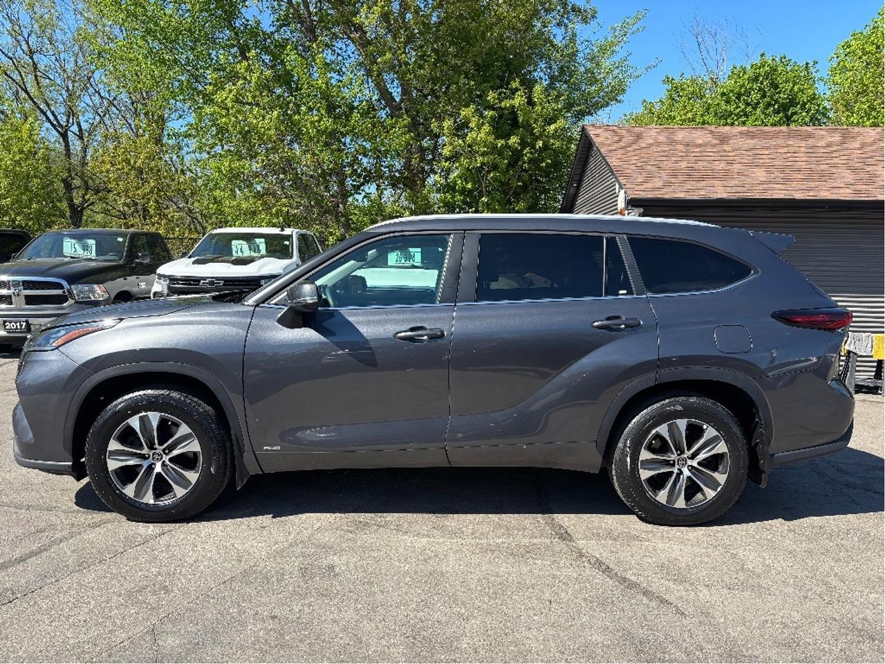 2025 Toyota Highlander Hybrid XLE AWD 8 PASS SOFTEX LEATHER ROOF CLEAN C Photo