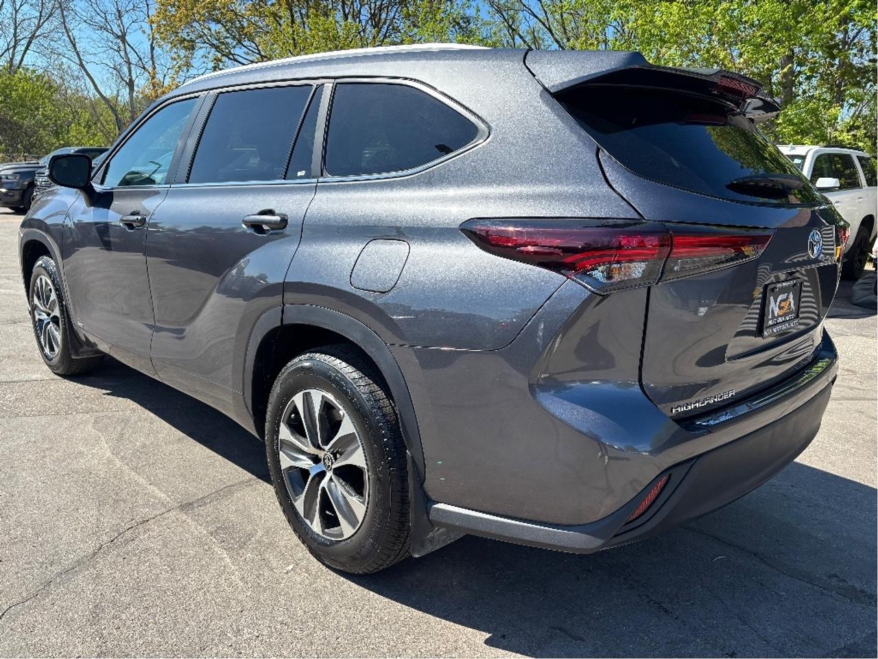 2025 Toyota Highlander Hybrid XLE AWD 8 PASS SOFTEX LEATHER ROOF CLEAN C Photo