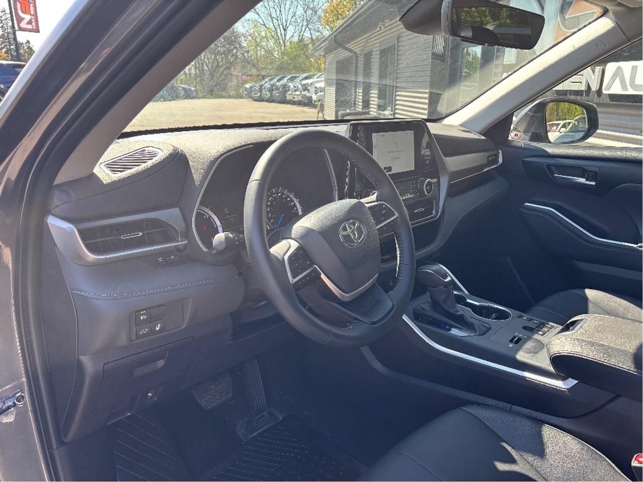 2025 Toyota Highlander Hybrid XLE AWD 8 PASS SOFTEX LEATHER ROOF CLEAN C Photo