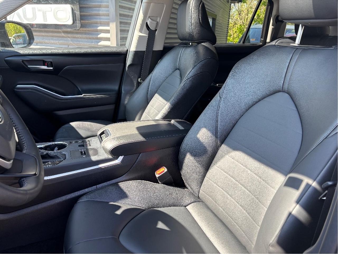 2025 Toyota Highlander Hybrid XLE AWD 8 PASS SOFTEX LEATHER ROOF CLEAN C Photo