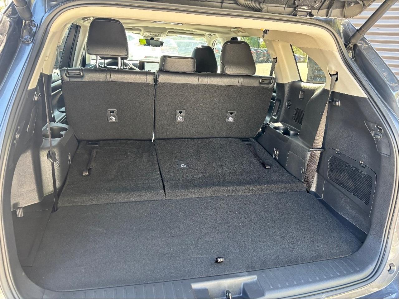 2025 Toyota Highlander Hybrid XLE AWD 8 PASS SOFTEX LEATHER ROOF CLEAN C Photo