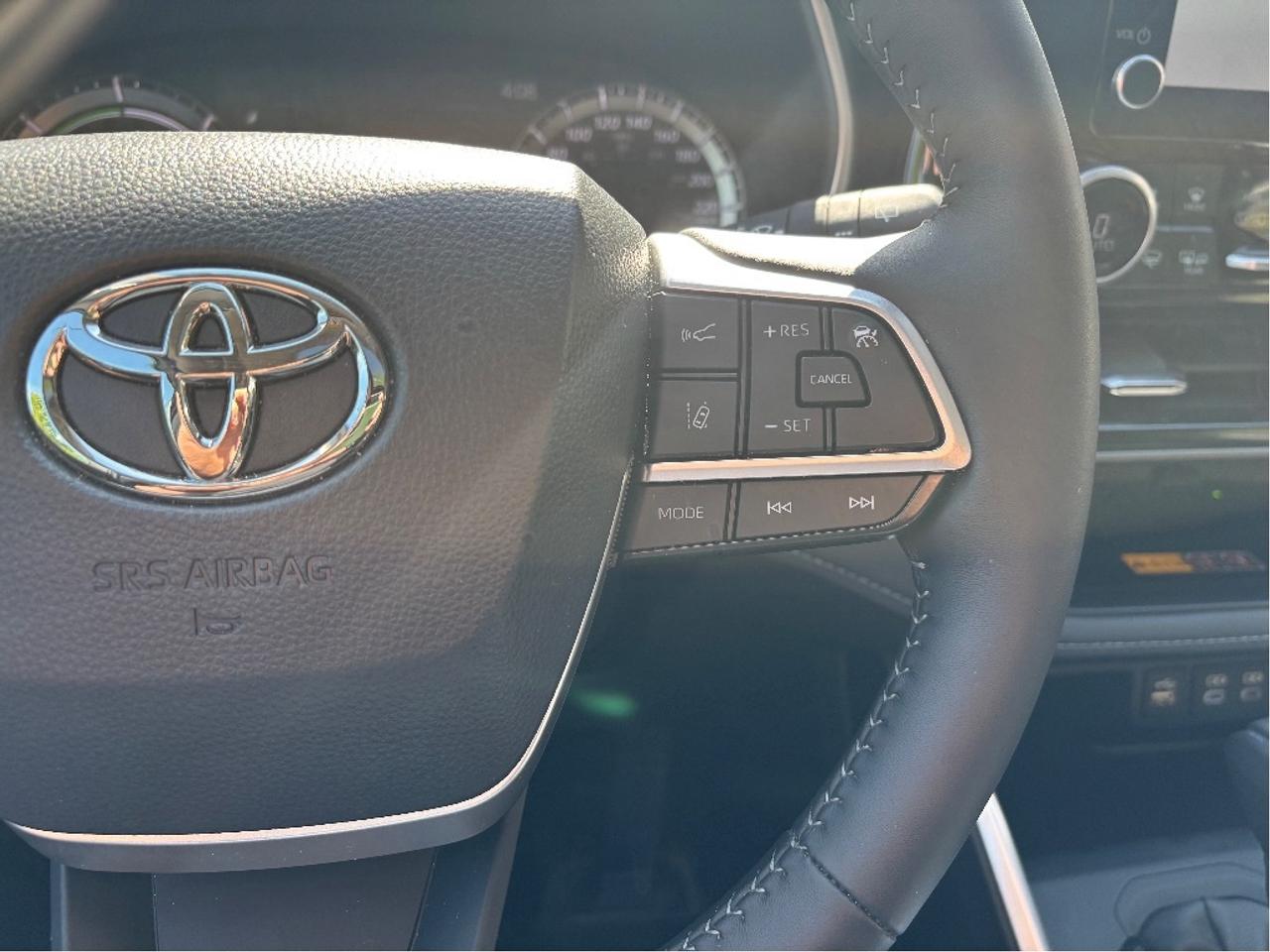 2025 Toyota Highlander Hybrid XLE AWD 8 PASS SOFTEX LEATHER ROOF CLEAN C Photo