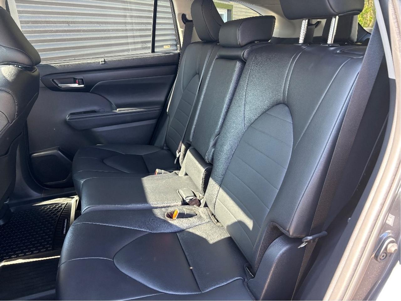 2025 Toyota Highlander Hybrid XLE AWD 8 PASS SOFTEX LEATHER ROOF CLEAN C Photo