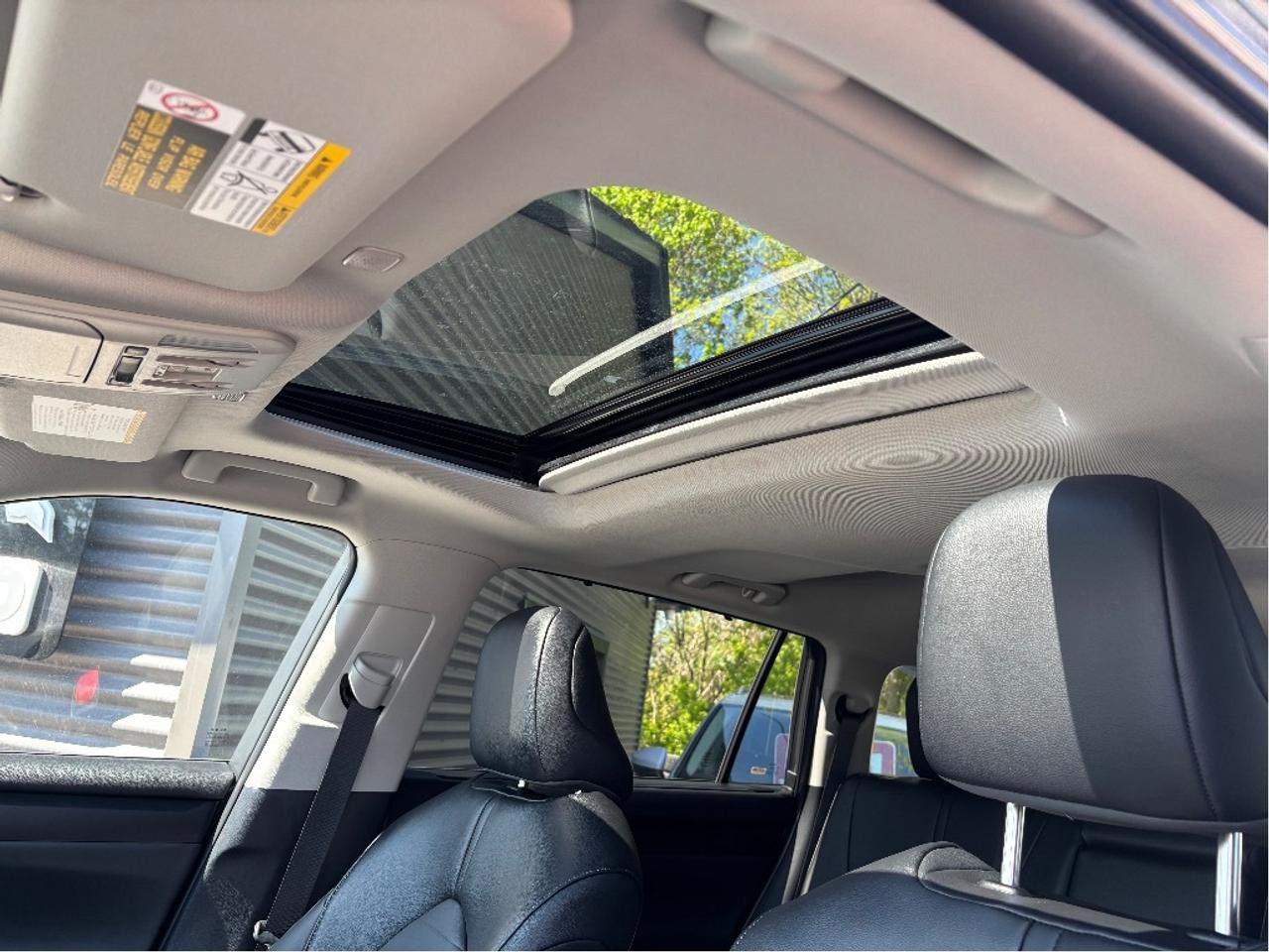 2025 Toyota Highlander Hybrid XLE AWD 8 PASS SOFTEX LEATHER ROOF CLEAN C Photo
