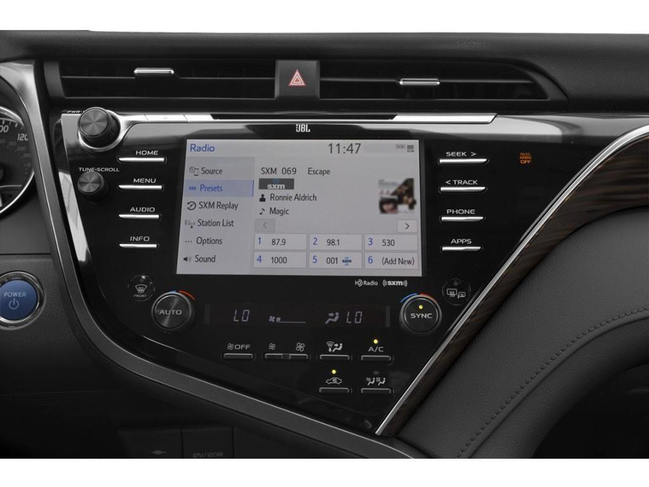 2019 Toyota Camry Hybrid SE 4dr Sedan Photo