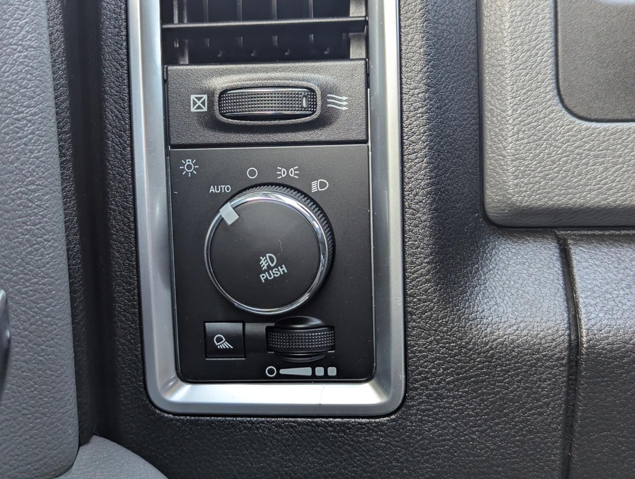 2017 RAM 1500 BigHorn/Crew Cab/4X4AUTO/Hemi/5.7ft bedlength Photo