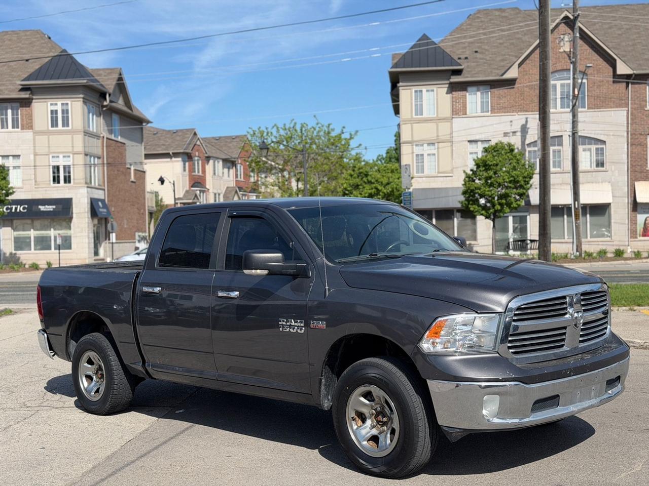 2016 RAM 1500 SLT Photo4