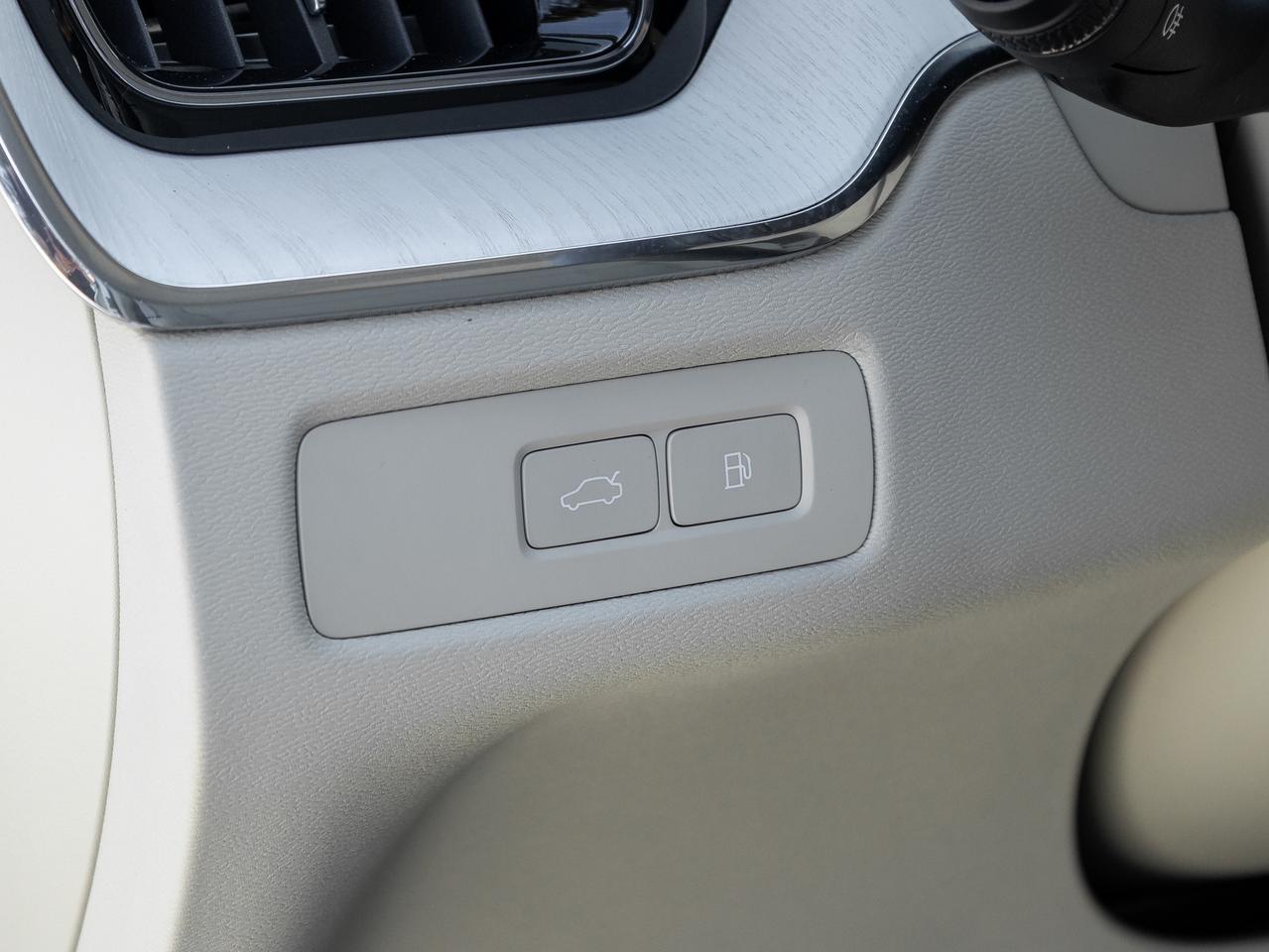 2026 Volvo XC60 Recharge T8 AWD ULTRA  PLUG-IN HYBRID  BOWERS & WILKINS Photo