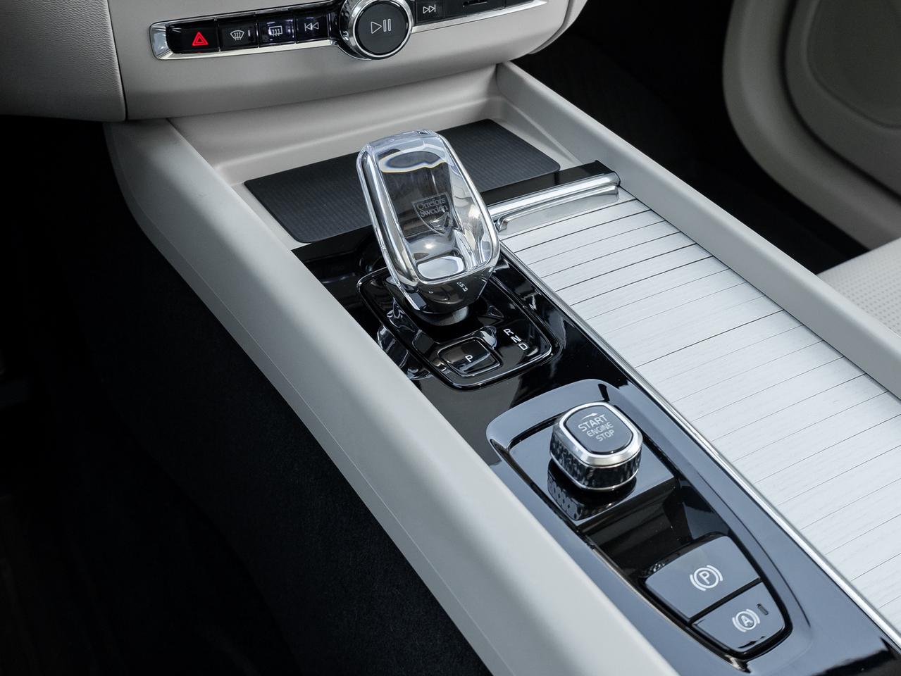 2026 Volvo XC60 Recharge T8 AWD ULTRA  PLUG-IN HYBRID  BOWERS & WILKINS Photo