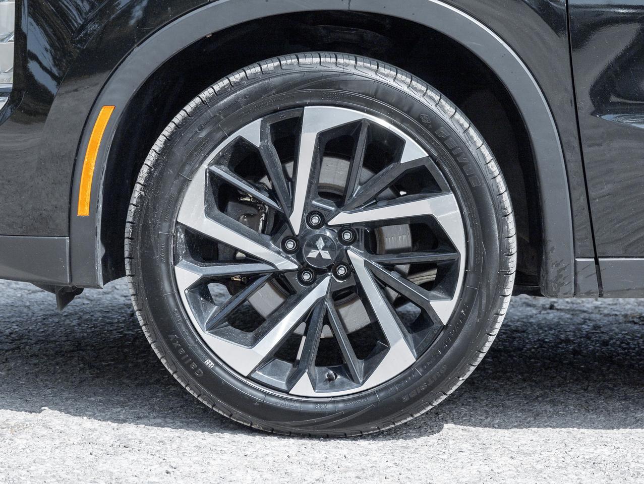 2022 Mitsubishi Outlander LE S-AWC   CPO FINANCE RATES FOR AS LOW AS 0.90% Photo3