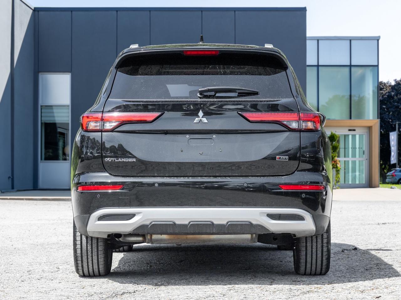 2022 Mitsubishi Outlander LE S-AWC   CPO FINANCE RATES FOR AS LOW AS 0.90% Photo