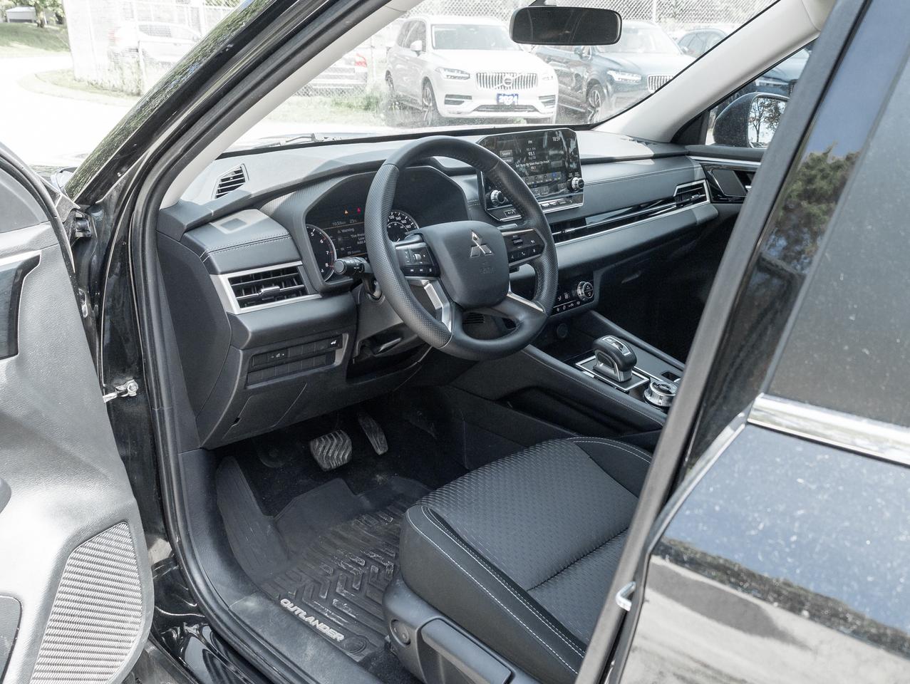 2022 Mitsubishi Outlander LE S-AWC   CPO FINANCE RATES FOR AS LOW AS 0.90% Photo