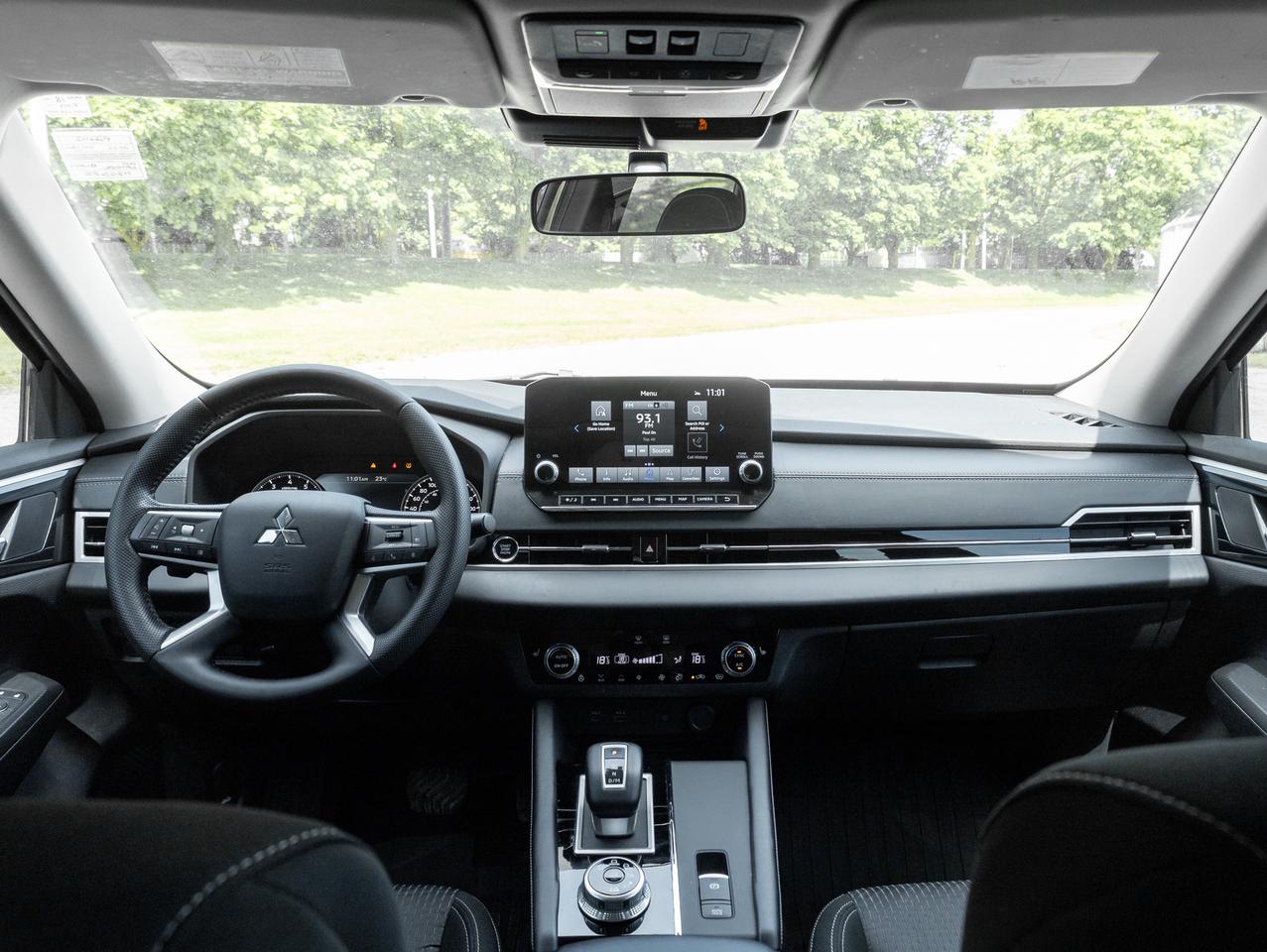 2022 Mitsubishi Outlander LE S-AWC   CPO FINANCE RATES FOR AS LOW AS 0.90% Photo